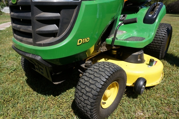 รถตัดหญ้า JOHN DEERE