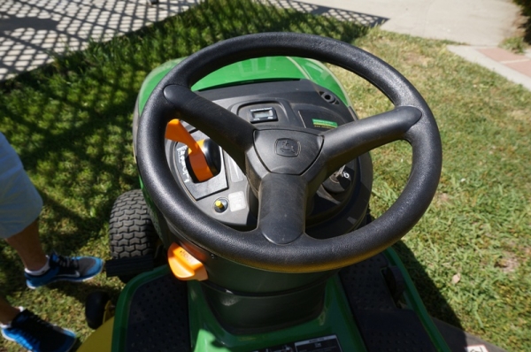 รถตัดหญ้า JOHN DEERE