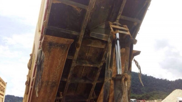 ขายรถบรรทุกสิบล้อดัมพ์ Hino S500 เครื่อง 251 แรง ปี 56 ไมล์ 1x,xxx กระบะสามมิตร ทะเบียนพร้อม ขายรถบรรทุกสิบล้อดัมพ์ Hino S500 เครื่อง 251 แรง ปี 56 ไมล์ 1x,xxx กระบะสามมิตร ทะเบียนพร้อม