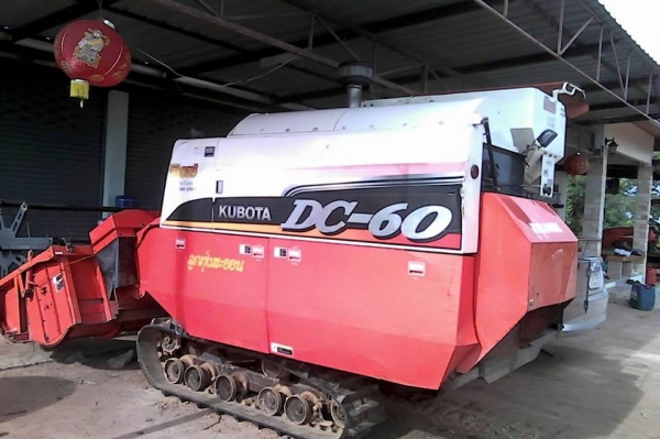 ขายรถเกี่ยวข้าวKUBOTA DC60 ปี54 พร้อมเทรลเลอร์ ใช้งานพันกว่าชั่วโมง สภาพสวยพร้อมใช้งาน สนใจโทร 090-8588220คุณนะ 093-3258446คุณบิว ID:narong498 หรือเข้าดูสินค้าอื่นๆได้ที่ www.truck.in.th/498 หรือเพจFacebook ณรงค์ ซื้อขายรถมือสอง (เว็บไซต์ส่วนตัว) หรือFace