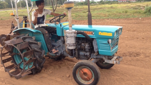 ขายรถไถ Kubota L2201 มีภาพวีดีโอ ราคา 65,000 บาท พร้อมอุปกรณ์ 4 รายการ มีผานหลัง คราด ล้อเหล็ก เครื่