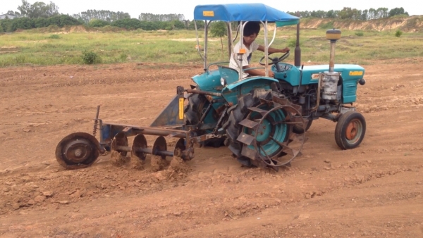 ขายรถไถ Kubota L2201 มีภาพวีดีโอ ราคา 65,000 บาท พร้อมอุปกรณ์ 4 รายการ มีผานหลัง คราด ล้อเหล็ก เครื่ ขายรถไถ Kubota L2201 มีภาพวีดีโอ ราคา 65,000 บาท พร้อมอุปกรณ์ 4 รายการ มีผานหลัง คราด ล้อเหล็ก เครื่