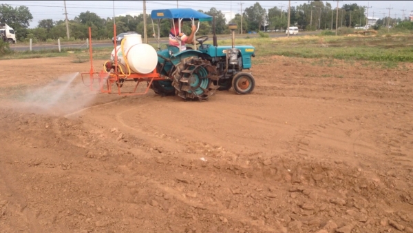 ขายรถไถ Kubota L2201 มีภาพวีดีโอ ราคา 65,000 บาท พร้อมอุปกรณ์ 4 รายการ มีผานหลัง คราด ล้อเหล็ก เครื่