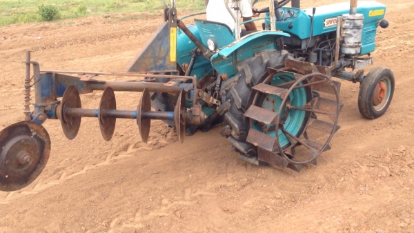 ขายรถไถ Kubota L2201 มีภาพวีดีโอ ราคา 65,000 บาท พร้อมอุปกรณ์ 4 รายการ มีผานหลัง คราด ล้อเหล็ก เครื่