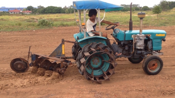 ขายรถไถ Kubota L2201 มีภาพวีดีโอ ราคา 65,000 บาท พร้อมอุปกรณ์ 4 รายการ มีผานหลัง คราด ล้อเหล็ก เครื่