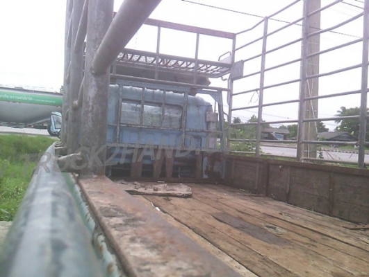 รถบรรทุก 6 ล้อ ยี่ห้อ ISUZU  120 แรงม้า พวงมาลัยพาวเว่อร์ เบรคธรรมดา มีลิฟท์ท้ายยกสินค้าขึ้น-ลงได้