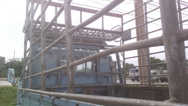 รถบรรทุก 6 ล้อ ยี่ห้อ ISUZU  120 แรงม้า พวงมาลัยพาวเว่อร์ เบรคธรรมดา มีลิฟท์ท้ายยกสินค้าขึ้น-ลงได้