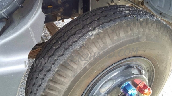 รถบรรทุก 6 ล้อ ยี่ห้อ ISUZU  120 แรงม้า พวงมาลัยพาวเว่อร์ เบรคธรรมดา มีลิฟท์ท้ายยกสินค้าขึ้น-ลงได้