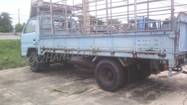 รถบรรทุก 6 ล้อ ยี่ห้อ ISUZU  120 แรงม้า พวงมาลัยพาวเว่อร์ เบรคธรรมดา มีลิฟท์ท้ายยกสินค้าขึ้น-ลงได้