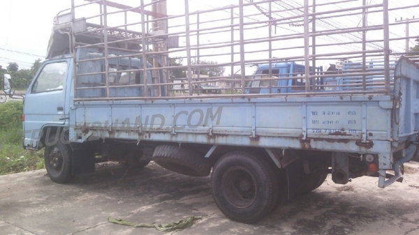 รถบรรทุก 6 ล้อ ยี่ห้อ ISUZU  120 แรงม้า พวงมาลัยพาวเว่อร์ เบรคธรรมดา มีลิฟท์ท้ายยกสินค้าขึ้น-ลงได้