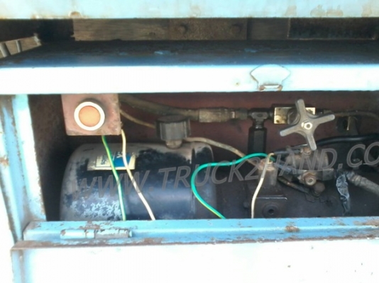 รถบรรทุก 6 ล้อ ยี่ห้อ ISUZU  120 แรงม้า พวงมาลัยพาวเว่อร์ เบรคธรรมดา มีลิฟท์ท้ายยกสินค้าขึ้น-ลงได้