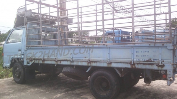 รถบรรทุก 6 ล้อ ยี่ห้อ ISUZU  120 แรงม้า พวงมาลัยพาวเว่อร์ เบรคธรรมดา มีลิฟท์ท้ายยกสินค้าขึ้น-ลงได้