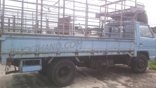 รถบรรทุก 6 ล้อ ยี่ห้อ ISUZU  120 แรงม้า พวงมาลัยพาวเว่อร์ เบรคธรรมดา มีลิฟท์ท้ายยกสินค้าขึ้น-ลงได้