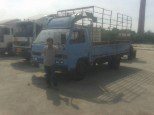 รถบรรทุก 6 ล้อ ยี่ห้อ ISUZU  120 แรงม้า พวงมาลัยพาวเว่อร์ เบรคธรรมดา มีลิฟท์ท้ายยกสินค้าขึ้น-ลงได้