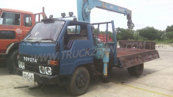รถบรรทุก 6 ล้อ ติดเครน ยี่ห้อ TOYOTA  ติดเครน TADANO เครน 2.5 ตัน