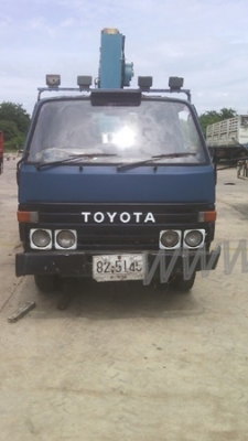 รถบรรทุก 6 ล้อ ติดเครน ยี่ห้อ TOYOTA  ติดเครน TADANO เครน 2.5 ตัน