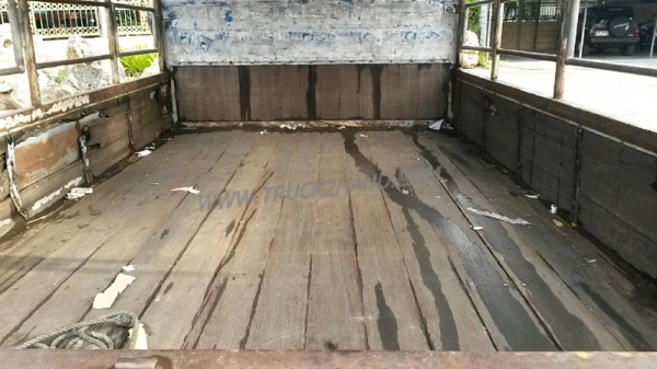 รถบรรทุก 6 ล้อ ISUZU NKR  ขนาด 85 แรงม้า แบบกระบะบรรทุกมีข้างเสริม