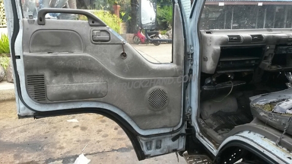 รถบรรทุก 6 ล้อ ISUZU NKR  ขนาด 85 แรงม้า แบบกระบะบรรทุกมีข้างเสริม