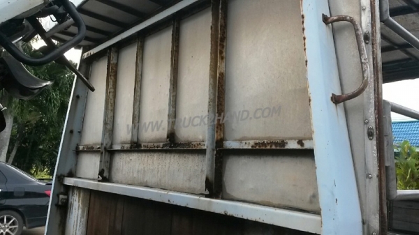 รถบรรทุก 6 ล้อ ISUZU NKR  ขนาด 85 แรงม้า แบบกระบะบรรทุกมีข้างเสริม