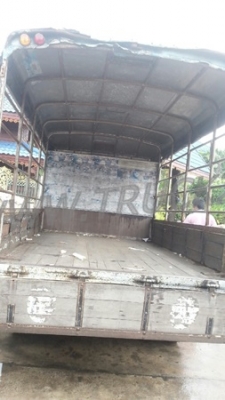 รถบรรทุก 6 ล้อ ISUZU NKR  ขนาด 85 แรงม้า แบบกระบะบรรทุกมีข้างเสริม