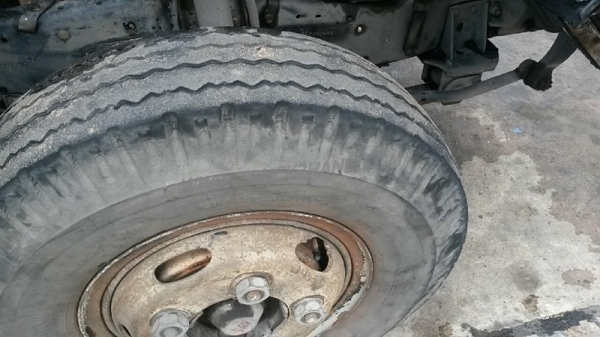 รถบรรทุก 6 ล้อ ISUZU NKR  ขนาด 85 แรงม้า แบบกระบะบรรทุกมีข้างเสริม