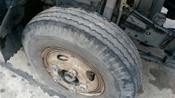 รถบรรทุก 6 ล้อ ISUZU NKR  ขนาด 85 แรงม้า แบบกระบะบรรทุกมีข้างเสริม