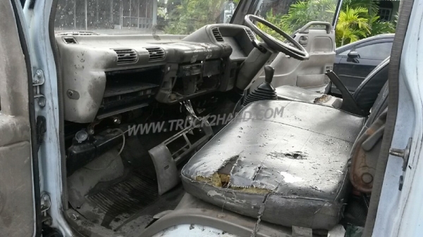 รถบรรทุก 6 ล้อ ISUZU NKR  ขนาด 85 แรงม้า แบบกระบะบรรทุกมีข้างเสริม