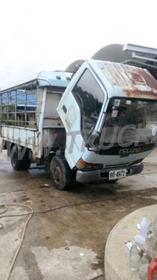 รถบรรทุก 6 ล้อ ISUZU NKR  ขนาด 85 แรงม้า แบบกระบะบรรทุกมีข้างเสริม