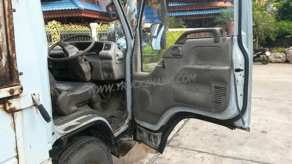 รถบรรทุก 6 ล้อ ISUZU NKR  ขนาด 85 แรงม้า แบบกระบะบรรทุกมีข้างเสริม