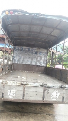 รถบรรทุก 6 ล้อ ISUZU NKR  ขนาด 85 แรงม้า แบบกระบะบรรทุกมีข้างเสริม