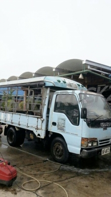 รถบรรทุก 6 ล้อ ISUZU NKR  ขนาด 85 แรงม้า แบบกระบะบรรทุกมีข้างเสริม