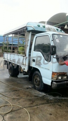 รถบรรทุก 6 ล้อ ISUZU NKR  ขนาด 85 แรงม้า แบบกระบะบรรทุกมีข้างเสริม