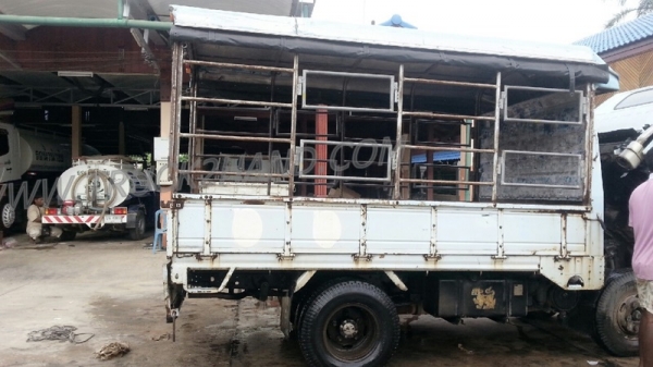 รถบรรทุก 6 ล้อ ISUZU NKR  ขนาด 85 แรงม้า แบบกระบะบรรทุกมีข้างเสริม