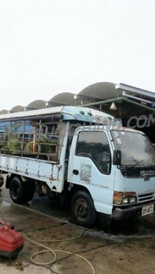 รถบรรทุก 6 ล้อ ISUZU NKR  ขนาด 85 แรงม้า แบบกระบะบรรทุกมีข้างเสริม