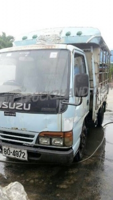 รถบรรทุก 6 ล้อ ISUZU NKR  ขนาด 85 แรงม้า แบบกระบะบรรทุกมีข้างเสริม