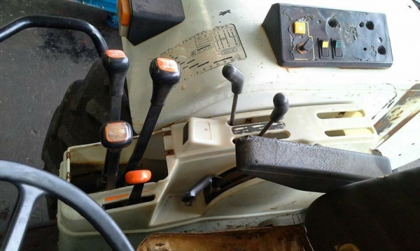 ขาย FORD 7840 SL 4WD ราคา 580,000 บาท ขาย FORD 7840 SL 4WD ราคา 580,000 บาท