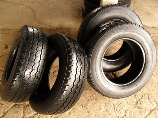 ยางกระบะขอบ15 บริดสโตน215-70-R15(4เส้น 1,900บ)ดอกหนามาก80\%