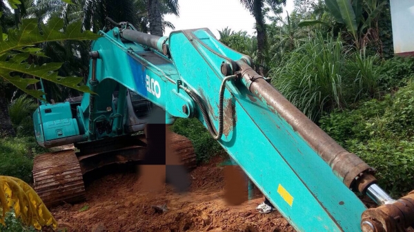 ขายรถแบคโฮ KOBELCO SK200 YN10-39XXX ทำงาน 18556ชั่วโมง สนใจโทร 081-970-1072