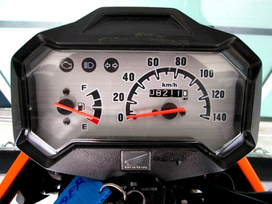 ZOOMER สีส้ม ล้อแมกซ์ทอง กำลังนิยม รถเดือน กุมภาพันธ์ ปี 57 ไมล์ 8 พันโล ฟรีโอน แถม 4 รายการ 35900