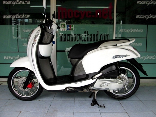 SCOOPY-I สีขาว สีสวยสะอาด สีขายดี พิมนิยม รถเดือน กันยายน ปี2556 ไมล์ 7 พันโล ของแถม 4 รายการ 32900