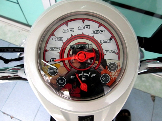 SCOOPY-I สีขาว สีสวยสะอาด สีขายดี พิมนิยม รถเดือน กันยายน ปี2556 ไมล์ 7 พันโล ของแถม 4 รายการ 32900