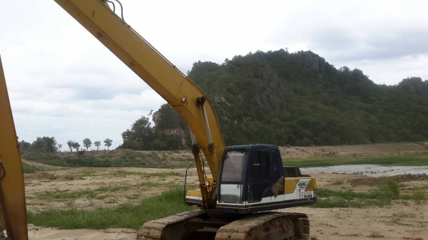 ขายรถแบคโฮบูมอาร์มยาวพร้อมโป๊ะ KOBELCO SK220-/// เอกสารอินวอย ราคา 1750000