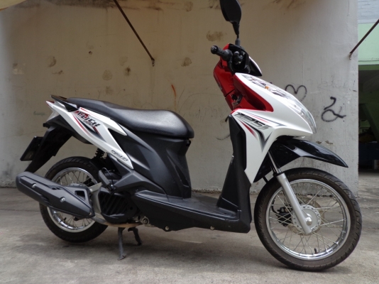 CLICK 125 i สีขาว ดำ รถเดือนธันวาคม ปี 2557 ไมล์ 3พันโล  ขาย 33,500บาท