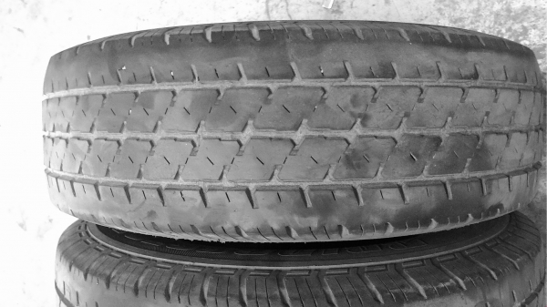 195R14. BRIDGESTONE LEO 677 เป็นชุด 4 เส้น tel.081-427-3941