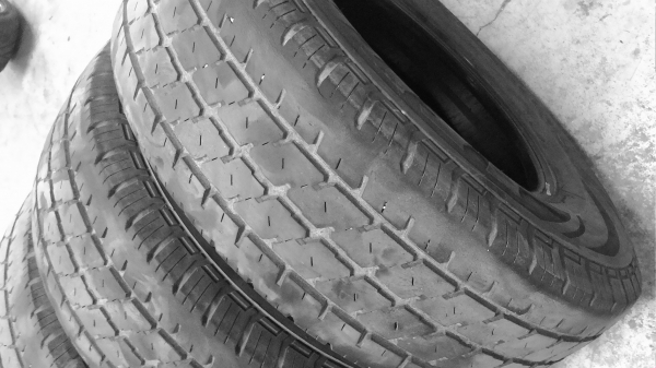 195R14. BRIDGESTONE LEO 677 เป็นชุด 4 เส้น tel.081-427-3941