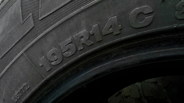 195R14. BRIDGESTONE LEO 677 เป็นชุด 4 เส้น tel.081-427-3941