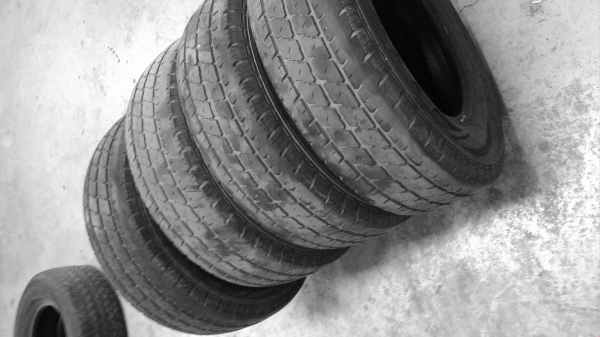 195R14. BRIDGESTONE LEO 677 เป็นชุด 4 เส้น tel.081-427-3941