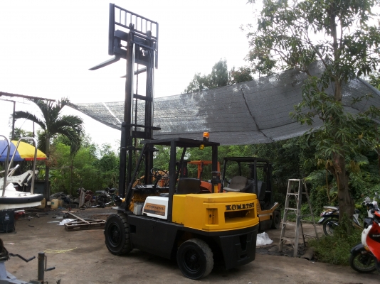 ขายรถโฟ๊คลิ๊ฟโคมัสสุยก4ตัน เครื่องดีเซล6สูบ พร้อมใช้งานครับ งาสไลด์ข้างได้เสา 4เมตร ขายถูก 195000 บาท