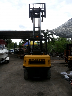 ขายรถโฟ๊คลิ๊ฟโคมัสสุยก4ตัน เครื่องดีเซล6สูบ พร้อมใช้งานครับ งาสไลด์ข้างได้เสา 4เมตร ขายถูก 195000 บาท