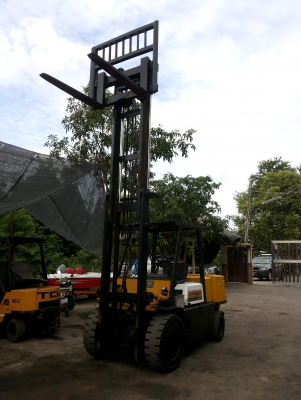 ขายรถโฟ๊คลิ๊ฟโคมัสสุยก4ตัน เครื่องดีเซล6สูบ พร้อมใช้งานครับ งาสไลด์ข้างได้เสา 4เมตร ขายถูก 195000 บาท